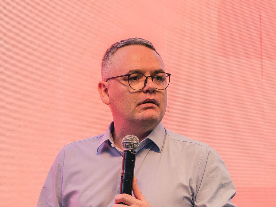 Leandro falando ao público