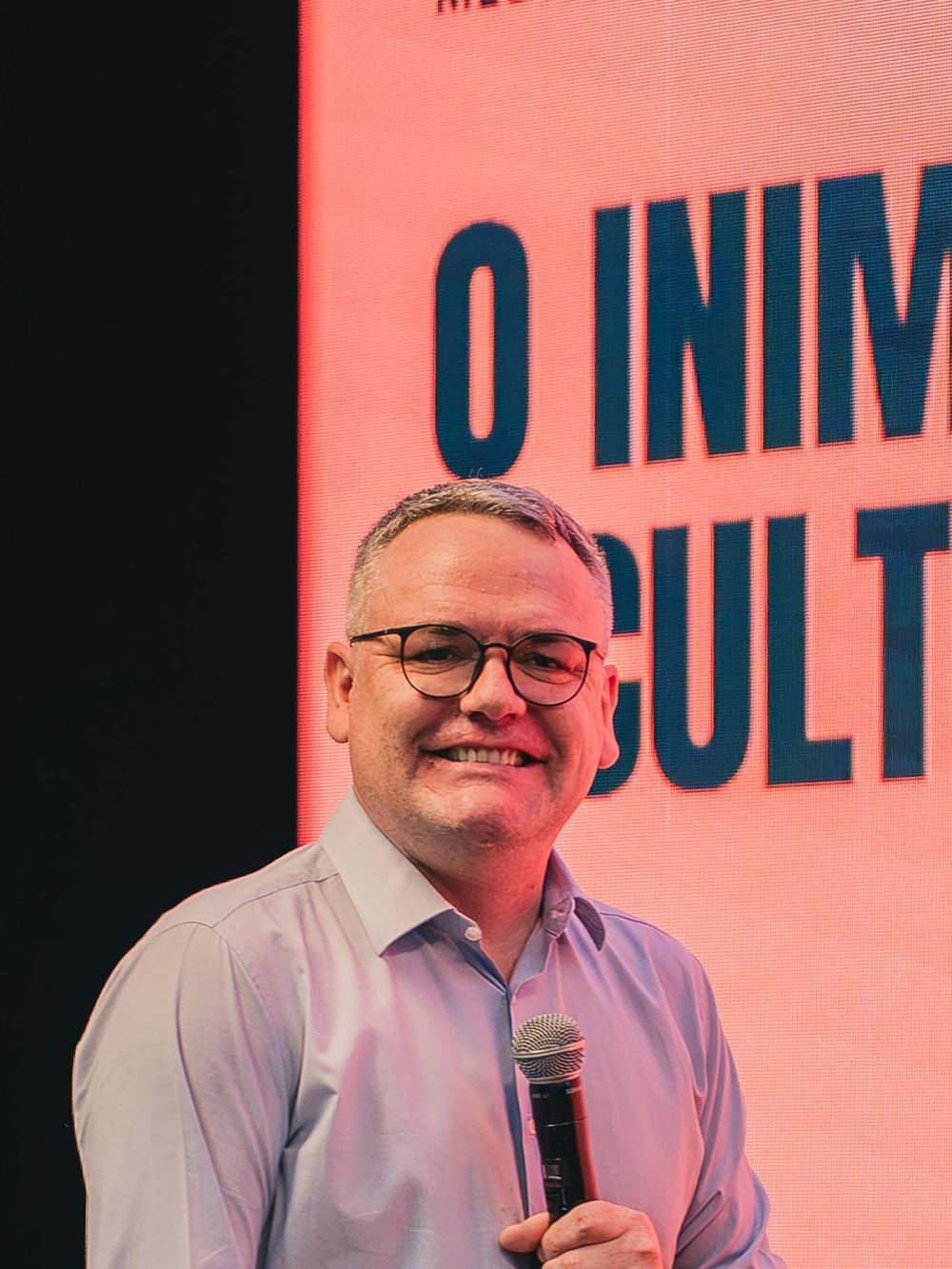 Leandro sorrindo no palco